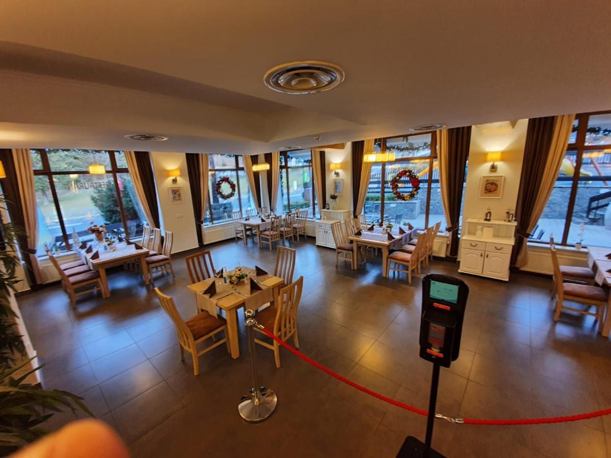 Hotel Escalade ポイアナ・ブラショフ エクステリア 写真