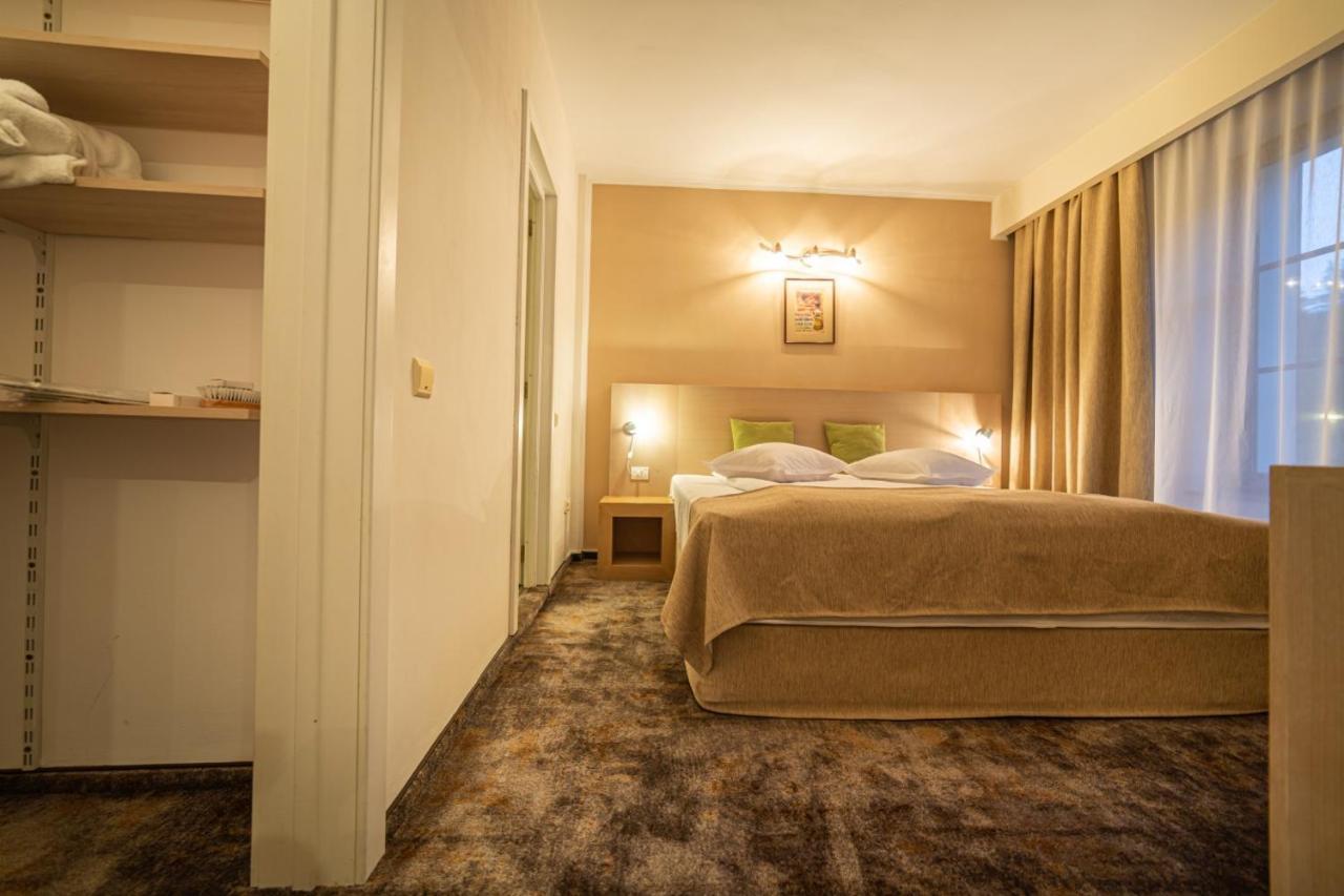 Hotel Escalade ポイアナ・ブラショフ エクステリア 写真