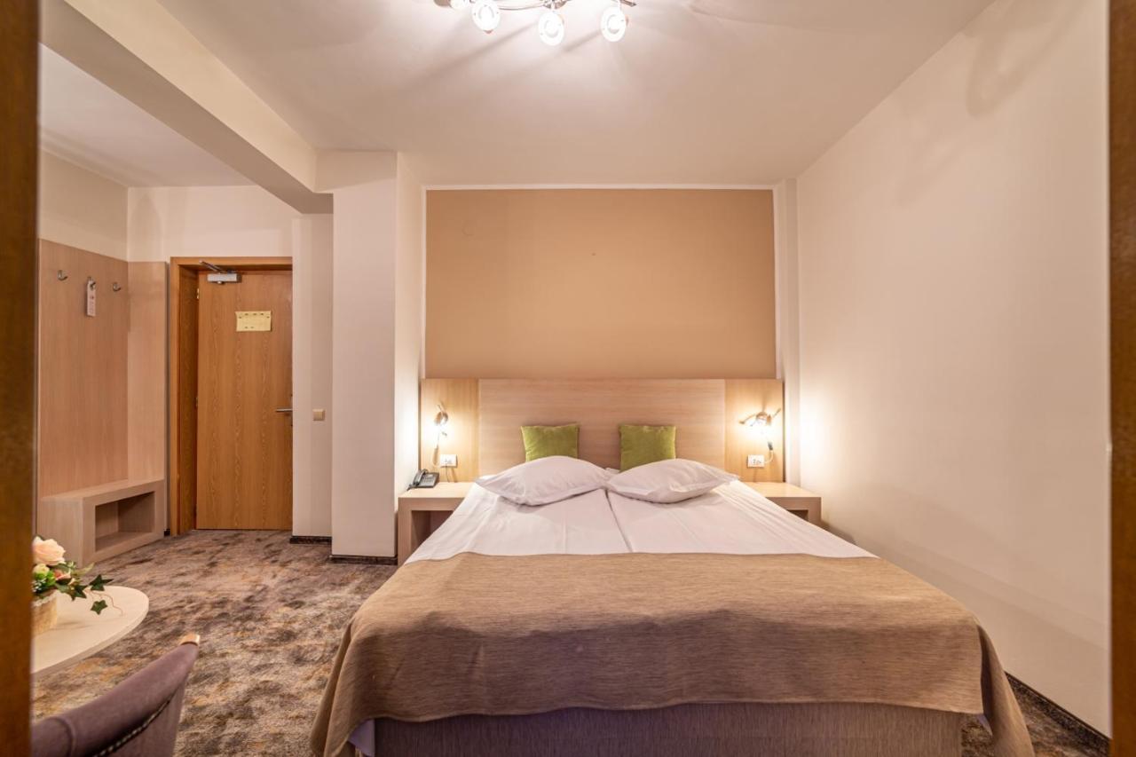 Hotel Escalade ポイアナ・ブラショフ エクステリア 写真